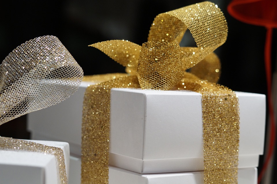 https://pixabay.com/en/gifts-gift-surprise-packaging-tape-1622996/